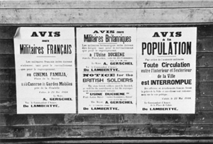 Carteles de información en Calais, justo antes de la entrada de los alemanes Carteles de información en Calais, justo antes de la entrada de los alemanes