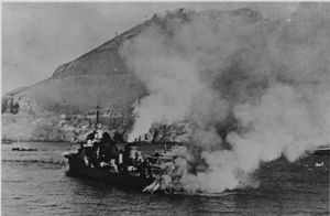 El destructor francés Mogador ardiendo tras el ataque británico en Mers-el-Kébir, Argelia El destructor francés Mogador ardiendo tras el ataque británico en Mers-el-Kébir, Argelia