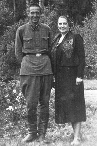 Rubén Ibarruri con su madre, Dolores Ibarruri.