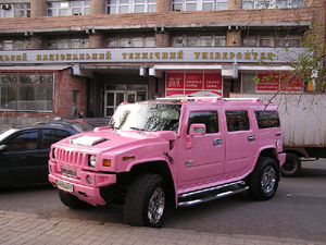 Que tengas dinero para comprarte un Hummer, no significa que sepas elegir el color adecuado. Imagen de Andrew Butko bajo licencia CCASA3.0U