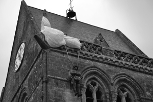 Paracaidista en la iglesia de Saint Mre glise en recuerdo de Jhon Steele