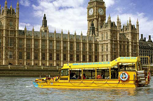 Imagen de un servicio de botes tursticos en la ciudad de Londres - cortesa Wikipedia
