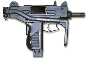 UZI SMG, con la culata plegada