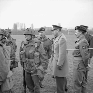 El rey Jorge VI visita a tropas de la 6ª división paracaidista