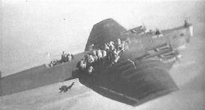 tropas paracaidistas rusas saltando desde un Tupolev TB-3 en 1930, un avión que no estaba pensado para eso como puede apreciarse en la imagen