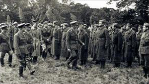 soldados checos con uniforme francs; les pasa revista un oficial britnico, posiblemente estn en Dunquerque