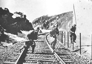 Miembros de la 13 legin francesa cruzan la va frrea, de Suecia a Narvik (objetivo estratgico de la campaa) en la batalla de Narvik