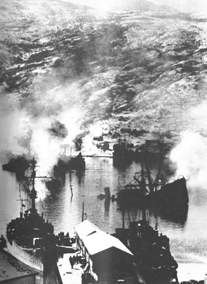 El puerto de Narvik atacado por la Royal Navy el 10 de abril. Aún tardarían semanas en invadirlo El puerto de Narvik atacado por la Royal Navy el 10 de abril. Aún tardarían semanas en invadirlo