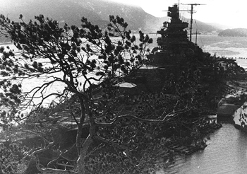 El Tirpitz camuflado en un fiordo de Noruega