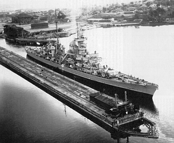 El Prinz Eugen fotografiado en el Canal de Panam cuando lo cruzaba a su destino final - Imagen de Dominio Pblico