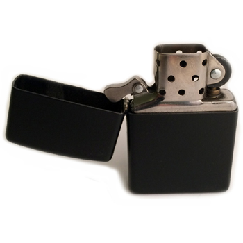 Zipoo, imagen de https://upload.wikimedia.org/wikipedia/commons/7/7d/Black_Finish_Zippo_Lighter.jpg