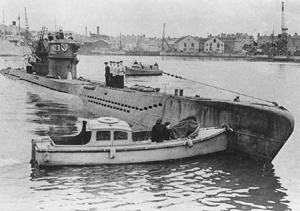 Submarino U1023 de la clase VIIC ayudado a salir del puerto - foto de dominio pblico