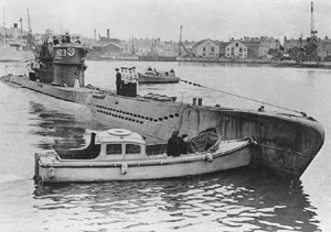 Submarino U1023 de la clase VIIC ayudado a salir del puerto - foto de dominio pblico