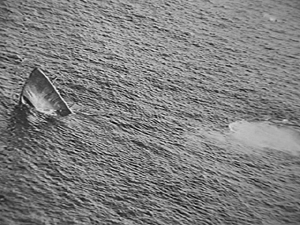 Submarino del tipo VIID hundindose tras ser alcanzado por un hidroavin antisubmarino Sunderland - foto de dominio pblico del Australian War Memorial