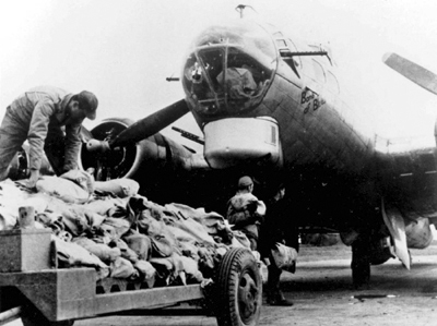 Cargando los bombarderos con comida - Imagen de Dominio Pblico