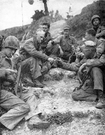 Retrato Ernie Pyle con unos soldados