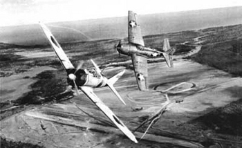  Combate aéreo entre un avión estadounidense y uno japonés. La fotografía, probablemente, está tomada desde el avión al que el japonés perseguía