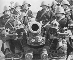 Soldados daneses con un cañón antitanque. En la foto puede apreciarse su característico casco
