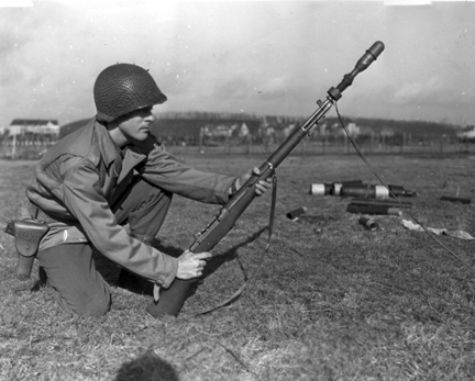 Granada estadounidense M7 lanzada desde un M1 Garand - Imagen de dominio pblico tomada en enero de 1944