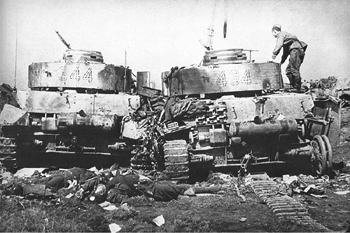 Dos panzer 4 de la 20 divisin panzer destruidos por los soviticos en la bolsa de Bobruisk el 28 de junio de 1944. - Imagen de dominio pblico