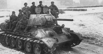 Jinetes de carros soviéticos antes de la batalla de Járkov - imagen de dominio público