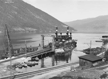 Fotografía del ferry ferroviario que operaba entre Rollag y Mael. Imagen de dominio público