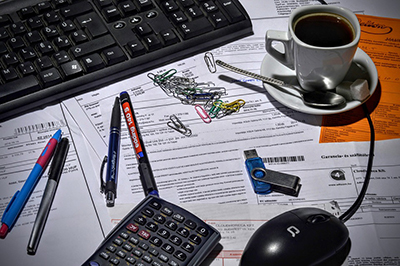 La mesa del contable nunca está ordenada. Imagen CC de cloudhoreca descargada de ixabay.com