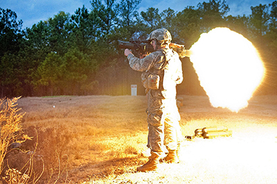 Imagen de la llamarada posterior de un lanzacohetes - Fotografa de dominio pblico liberada por el ejrcito de los Estados Unidos y realizada por el Sgt. Michael J. MacLeod - ID 111206-A-3108M-011