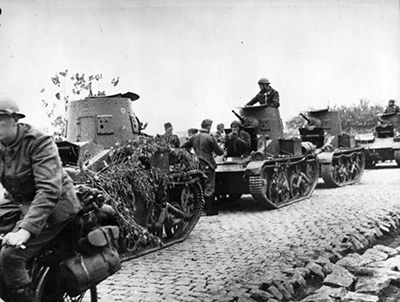 Carros T-15 en columna en 1940. Imagen de dominio pblico