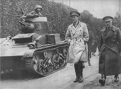 T-15 con el montaje para la BAR antiarea. Junto al tanque est Leopoldo III, rey de Blgica y el general Denis, ministro belga de la guerra. Imagen de dominio pblico