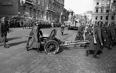 Colocando artillera junto al palacio de Buda. Imagen de dominio pblico