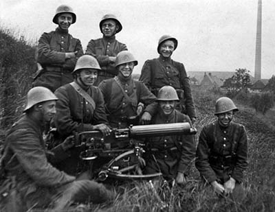 Soldados holandeses fotografiados antes de la invasin - foto de dominio pblico