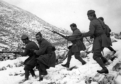 Soldados griegos en un supuesto (parece que estn posando) ataque contra las unidades italianas - foto de dominio pblico