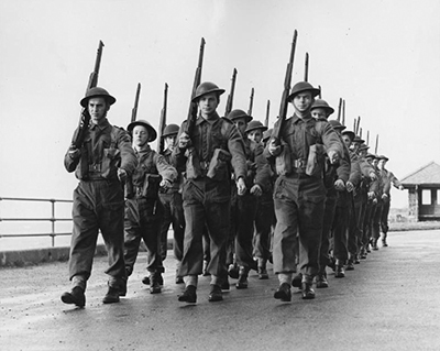 Soldados luxemburgueses entrenándose con los Aliados en 1943 - imagen de dominio público