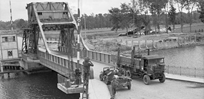 Puente Pegaso tras su capturan, pueden verse los planeadores de la operacin Deadstick al fondo. - imagen de dominio pblico