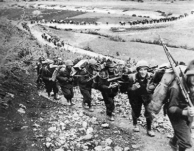 Soldado de la divisin Alpini (una de las mejores unidades italianas) en ruta hacia Grecia en octubre de 1940 - Imagen de dominio pblico