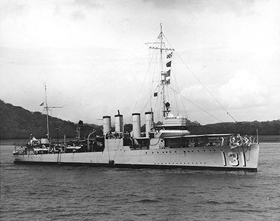 El HMS Campbeltown antes de su transformación; la fotografía es del USS Buchanan que era el nombre del Campbeltown cuando este estaba al servicio de los EE.UU. - foto de dominio público del Naval Historical Center