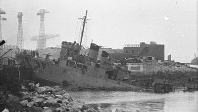 Campbeltown incrustado en el dique antes de la explosin - Fotografa de dominio pblico de Bundesarchiv, Bild 101II-MW-3722-03