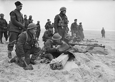 Soldados británicos en un ejercicio de tiro. Imagen de dominio público, original en el Imperial War Museum