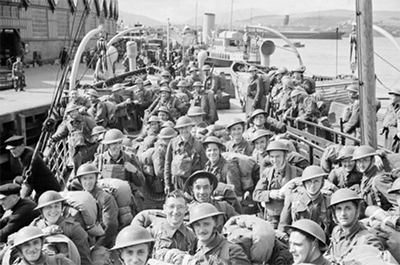 Soldados británicos reembarcando en Noruega