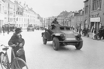 Un vehculo blindado Panzersphwagen tras relevar a los paracaidistas en Jutlandia. Foto de dominio pblico.