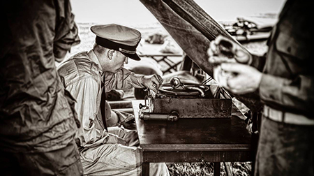 Director de Juego de Comandos de Guerra preparando la banda sonora de la partida