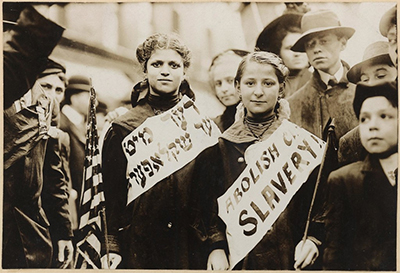 Antigua fotografía de activistas contra la esclavitud infantil en 1909. Origen Flickr Dominio Público