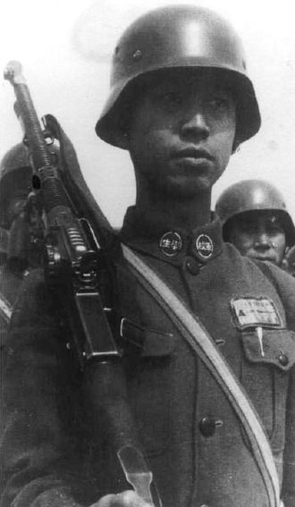 Soldado de la china nacionalista. Observa el casco de inspiracin alemana. Imagen de Dominio Pblico