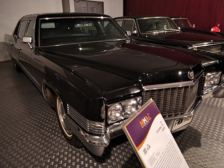 «Cadillac Fleetwood Brougham 75 en el Museo del automóvil de Salamanca». 2021. Fotografía de Jacobo Peña. Licencia CC-A 2.0