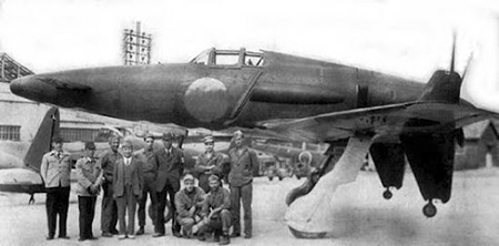 Primer prototipo del J7W1 Shinden con el equipo de desarrollo. Imagen de dominio pblico.