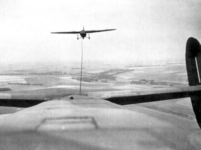 Fotografa de un Horsa arrastrado por un C-47 y fotografiado desde l. Foto de dominio pblico.