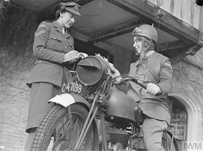 Mensajera del ATS en motocicleta en el centro de entrenamiento en Camberley. Imagen de dominio público conservada en IWM (D 5721)