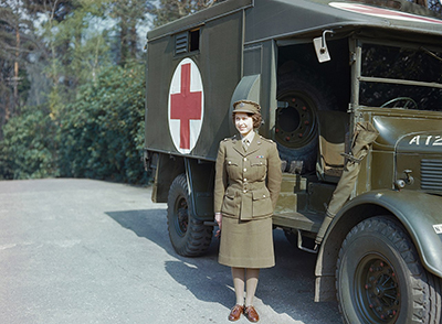 La princesa Elisabeth posando con el uniforme de las ATS junto a una ambulancia. Imagen de dominio público.