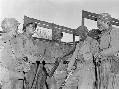 Primera Fuerza de Servicio Especial preparándose para una patrulla nocturna en Anzio, Operación Shingle, Italia, abril de 1944. Imagen en Dominio Público. Autor: Teniente C.E. Nye.